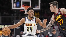 Jalen Pickett (24) z Denver Nuggets se snaí prosmýknout ke koi Atlanta Hawks,...