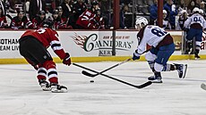 Luke Hughes (vlevo) z New Jersey Devils brzdí v zápase s Colorado Avalanche...