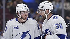 Brayden Point (vlevo) a Brandon Hagel v dresech Tampa Bay Lightning