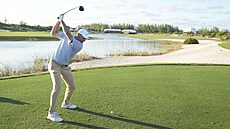 Scottie Scheffler odpaluje v exhibici Hero World Challenge PGA Tour na Bahamách.