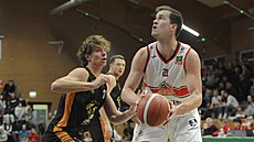 Lubo Ková (vpravo) z Pardubic se tlaí kolem Tomáe Valentínyho z GBA...