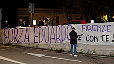Fanouci Fiorentiny posílají vzkazy Edoardu Bovemu.