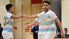 Plzetí futsalisté e radují z branky.