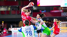 Rakouská házenká�ka Klara Schlegelová úto�í na slovinské defenzivy.