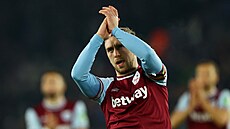 Jarrod Bowen zdraví fandy West Hamu p�ed zápasem.