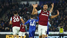 Tomá� Sou�ek z West Ham United se v zápase s Leicesterem diví.