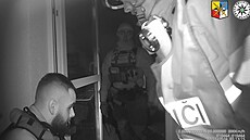 �ena cht�la sko�it z balkónu. Policisty a hasi�i v byt� ohro�oval pes.