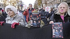 Demonstranti blokují dopravu a uctívají památku ob�tí z�ícené st�echy...