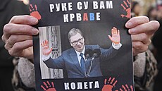 Demonstranti blokují dopravu a uctívají památku ob�tí z�ícené st�echy...