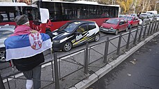 Demonstranti blokují dopravu a uctívají památku ob�tí z�ícené st�echy...