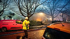 Výbuch v Haagu poni�il bytový d�m. Záchraná�i n�kolik lidí p�evezli do...