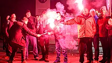 Zamstnanci Volkswagenu v nmeckém Cvikov demonstrují svou ochotu stávkovat....