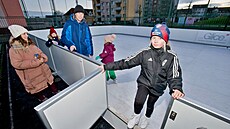 Obyvatelé P�e�tic na Plze�sku vyu�ívají novou um�lou plochu na bruslení ve...