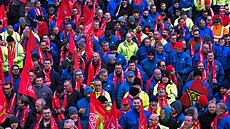 Zam�stnanci Volkswagenu b�hem demonstrace v Hannoveru (2. prosince 2024)