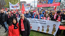 Odborá�ka Daniela Cavallová a její kolega Thorsten Gröger b�hem demonstrace...