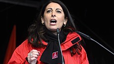 Daniela Cavallová, p�edsedkyn� závodní rady, mluví ke shromá�d�ní zam�stnanc�...