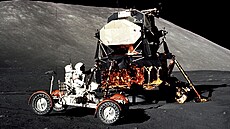Astronaut Gene Cernan v roveru b�hem mise Apollo 17 p�ed lunárním modulem...