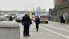Záchrana z Vltavy na pra�ské náplavce. (1. prosince 2024)