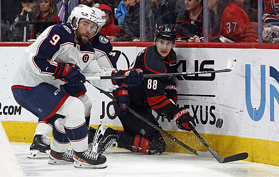 Martin Ne�as z Caroliny (vpravo) a Ivan Provorov z Coumbusu.