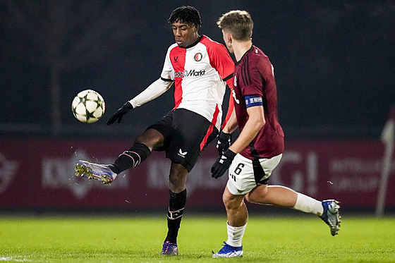 Djomar Giersthove (vlevo) z Feyenoordu a Ferdinand �íha ze Sparty v utkání...