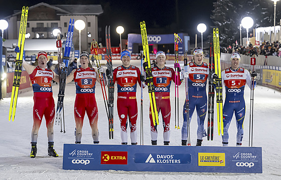 Uprosted je vítzná dvojice Golberg, Klaebo, vlevo slaví druzí Riebli s...