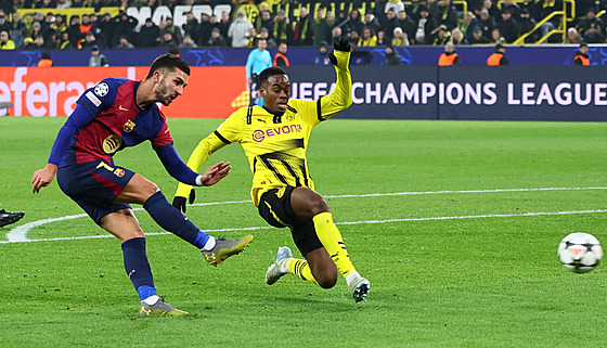 Ferran Torres (vlevo) z Barcelony rozhoduje o výh�e na h�i�ti Dormundu.