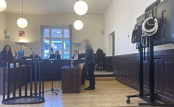 Dvaadvacetiletý T. H. (vpravo) p�ed Krajským soudem v Brn�. (prosinec 2024)