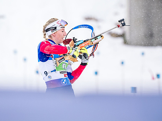 Lucie Charvátová na st�elnici b�hem �tafety �en v Hochfilzenu.