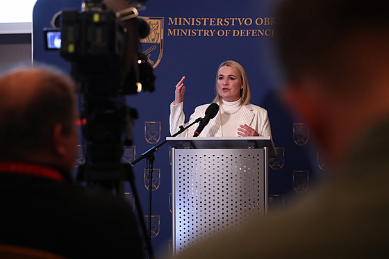 Ministryn� obrany Jana �ernochová p�edstavuje bilan�ní zprávu po t�ech letech...