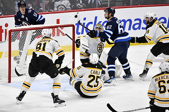 Závar p�ed bostonskou brankou v utkání s Winnipegem.