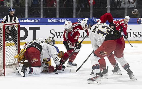 Závar p�ed �eským branká�em �imonem Zají�kem v utkání se �výcarskem.