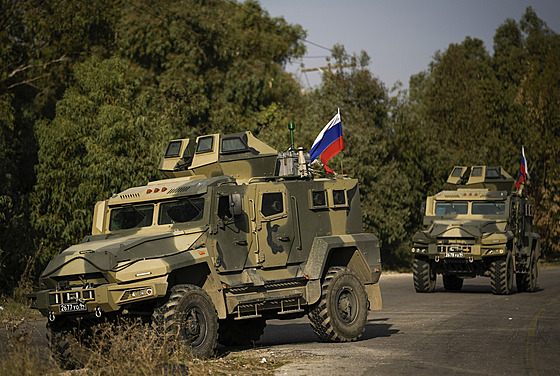 Ruský armádní konvoj se pohybuje po silnici poblí� st�edomo�ského m�sta Tartus...