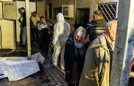 Lidé pátrající po poh�e�ovaných �lenech rodiny se shroma��ují v nemocnici Al...