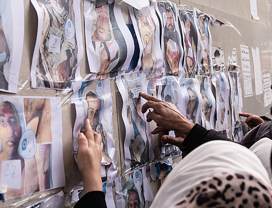 Lidé pátrající po poh�e�ovaných �lenech rodiny se shroma��ují v nemocnici Al...