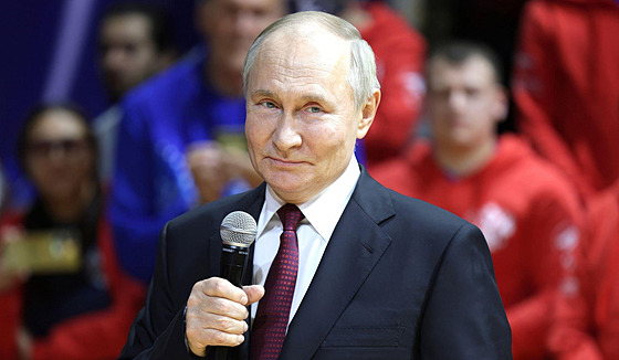 Ruský prezident Vladimir Putin promlouvá k ú�astník�m turnaje Hrdinové na�í...