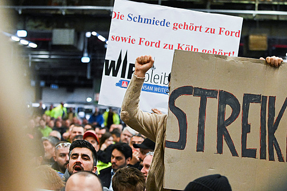 Zam�stnanci Fordu protestující proti propou�t�ní p�i náv�t�v� n�meckého...