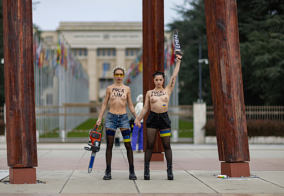�lenky Femen protestují pod památníkem �Zlomená �idle� na nám�stí Place des...