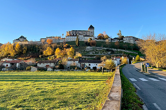 Celkový pohled na st�edov�ké m�ste�ko Saint-Bertrand-de-Comminges s antickým...