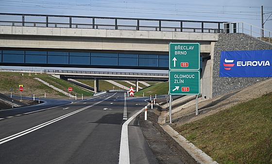 Silniái slavnostn oteveli ti úseky dálnice D55 z Babic do Bzence. (19....