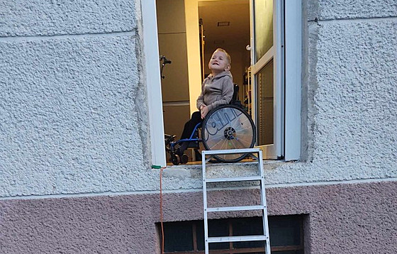 D�m, ve kterém Artur se svou rodinou bydlí, není bezbariérový. Jeho rodi�e ho...