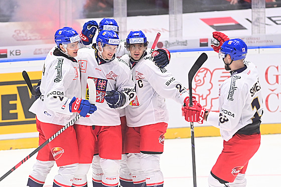 �e�tí hokejisté slaví gól úto�níka Dominika Kubalíka (18).