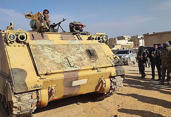 Kurdské síly podporované Spojenými státy nadále bojují ve m�st� Manbid� na...