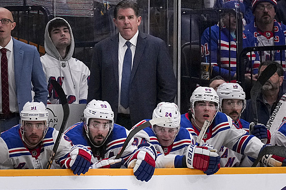 Skleslá st�ída�ka New York Rnagers, za nimi kou� Peter Laviolette.
