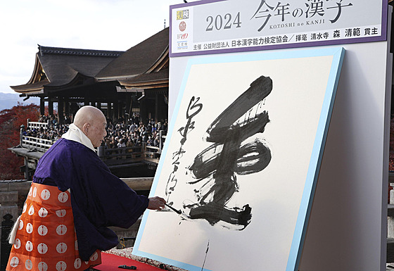 Seihan Mori, hlavní buddhistický kn�z chrámu Kijomizu v Kjótu, pí�e...