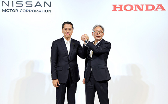 Prezident a generální �editel Nissan Motor Co. Makoto U�ida (vlevo) a prezident...