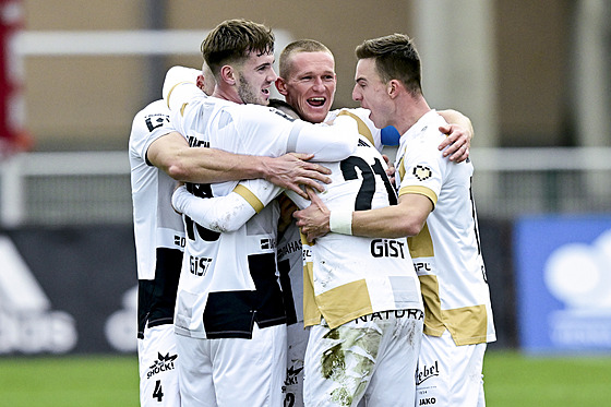 Hrade�tí fotbalisté oslavují vst�elený gól na h�i�ti pra�ské Dukly.