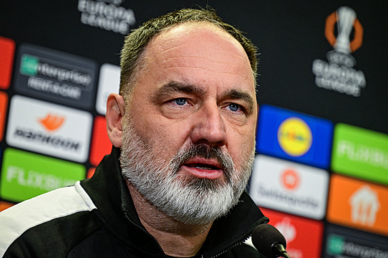 Slávistický trenér Jind�ich Trpi�ovský odpovídá na tiskové konferenci p�ed...