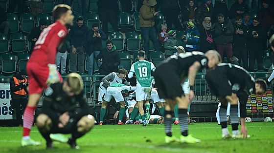 Fotbalisté Bohemians se radují z pozdního vyrovnání v domácím utkání proti...