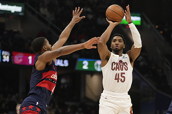 Donovan Mitchell z Clevelandu zakonuje bhem utkání proti Washingtonu.