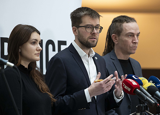 Piráti na tiskové konferenci, na ní se vyjádili proti esko-vatikánské smlouv